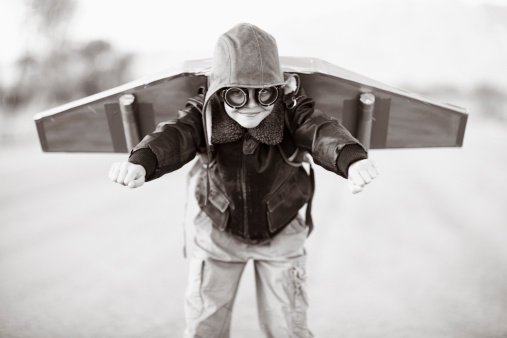 Niño con alas de avión